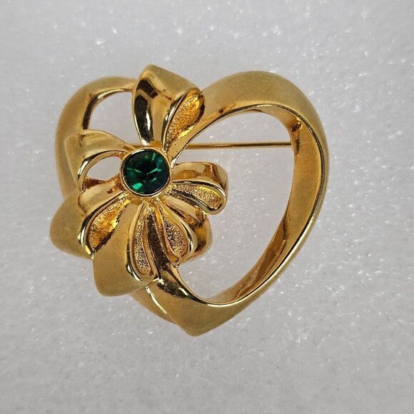 Avon Brooch Heart Bow Ribbon Emerald Green Crystal Rhinestone Vintage Gold Tone - Picture 1 of 8